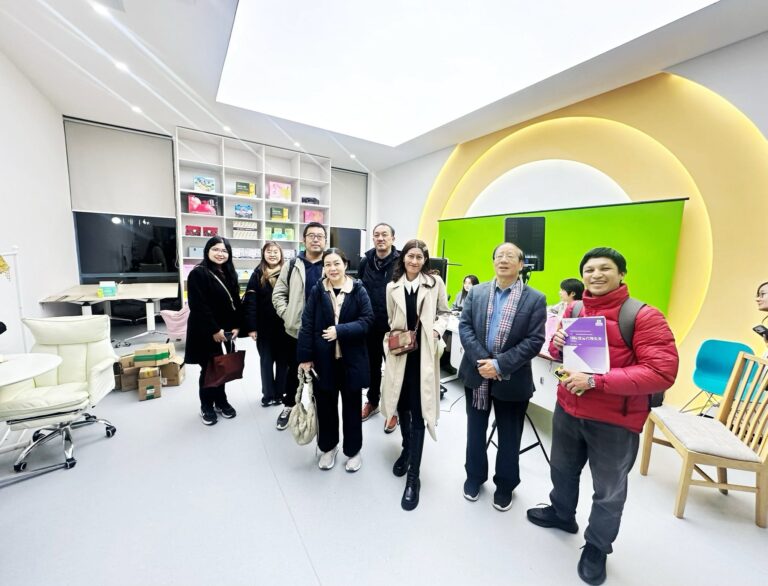 คณะ CIC มหาวิทยาลัยเชียงใหม่ เยี่ยมชมศูนย์การเรียนรู้และห้องปฏิบัติการด้านดิจิทัลของ SICFL เซี่ยงไฮ้
