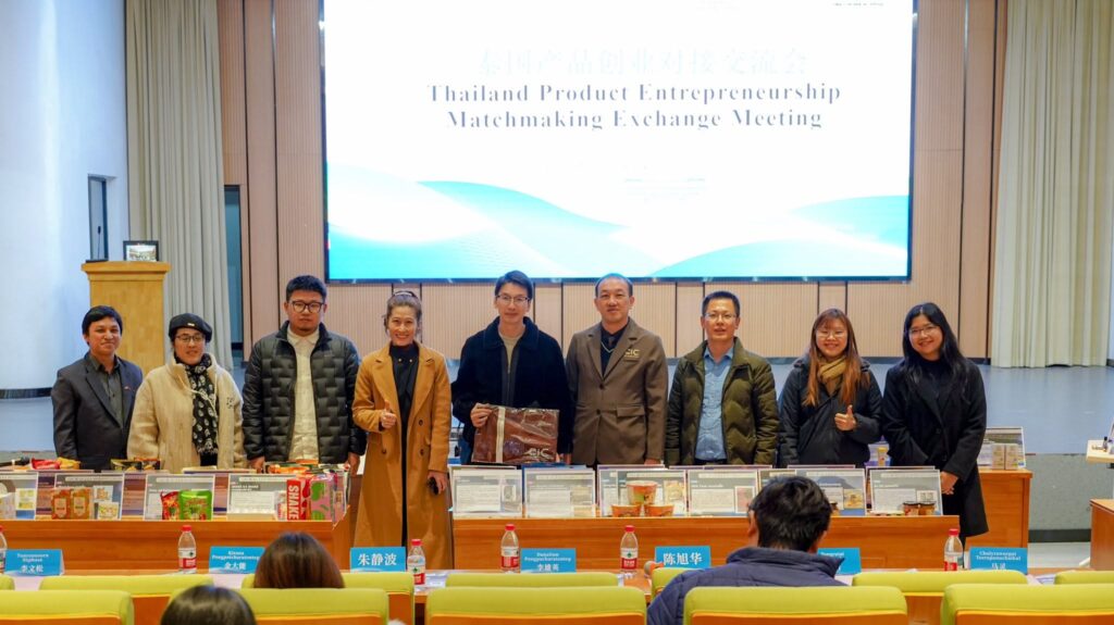 กลุ่มอาจารย์ คณาจารย์ และนักศึกษา ถ่ายภาพร่วมกันบนเวทีในงาน Thailand Product Entrepreneurship Matchmaking Exchange Meeting ณ วิทยาลัย Yiwu Industrial & Commercial College ร่วมกับ NXPO และ CMU