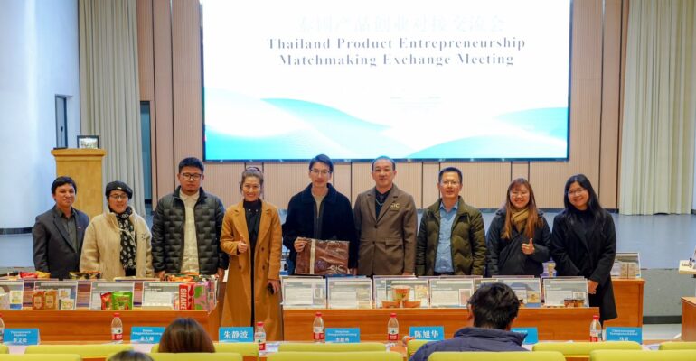 กลุ่มอาจารย์ คณาจารย์ และนักศึกษา ถ่ายภาพร่วมกันบนเวทีในงาน Thailand Product Entrepreneurship Matchmaking Exchange Meeting ณ วิทยาลัย Yiwu Industrial & Commercial College ร่วมกับ NXPO และ CMU