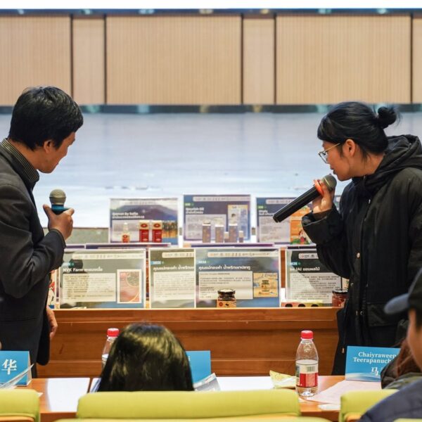 บรรยากาศการพูดคุย ซักถาม และแลกเปลี่ยนความคิดเห็นระหว่างผู้เชี่ยวชาญจีนและผู้ประกอบการไทย ในงานจับคู่ธุรกิจและนวัตกรรมผลิตภัณฑ์สร้างสรรค์