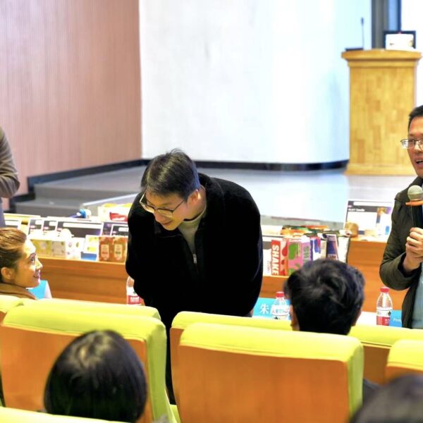 บรรยากาศการพูดคุย ซักถาม และแลกเปลี่ยนความคิดเห็นระหว่างผู้เชี่ยวชาญจีนและผู้ประกอบการไทย ในงานจับคู่ธุรกิจและนวัตกรรมผลิตภัณฑ์สร้างสรรค์