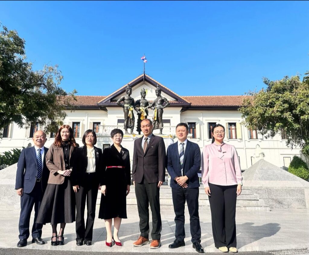 คณะผู้บริหารและตัวแทนหน่วยงานถ่ายภาพหมู่ร่วมกัน ณ ลานหน้าอนุสาวรีย์สามกษัตริย์ จังหวัดเชียงใหม่