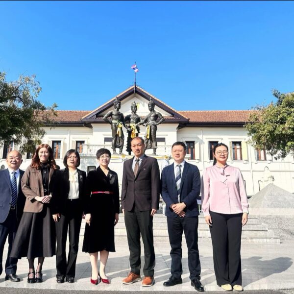 คณะผู้บริหารและตัวแทนหน่วยงานถ่ายภาพหมู่ร่วมกัน ณ ลานหน้าอนุสาวรีย์สามกษัตริย์ จังหวัดเชียงใหม่
