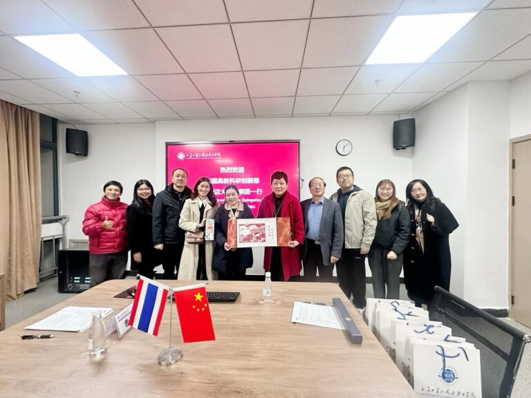 พิธีแลกเปลี่ยนของที่ระลึกระหว่าง CIC มหาวิทยาลัยเชียงใหม่ สอวช. และ SICFL เพื่อส่งเสริมความร่วมมือไทย-จีน