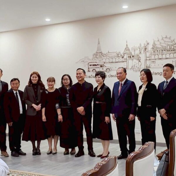 คณะผู้บริหารและตัวแทนหน่วยงานถ่ายภาพร่วมกันในการมอบของที่ระลึก ณ ศาลากลางจังหวัดเชียงใหม่