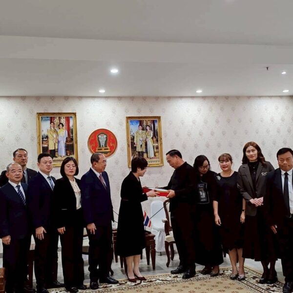 พิธีมอบของที่ระลึกอย่างเป็นทางการระหว่างคณะผู้แทนต่างประเทศและผู้บริหารจังหวัดเชียงใหม่ในห้องรับรอง