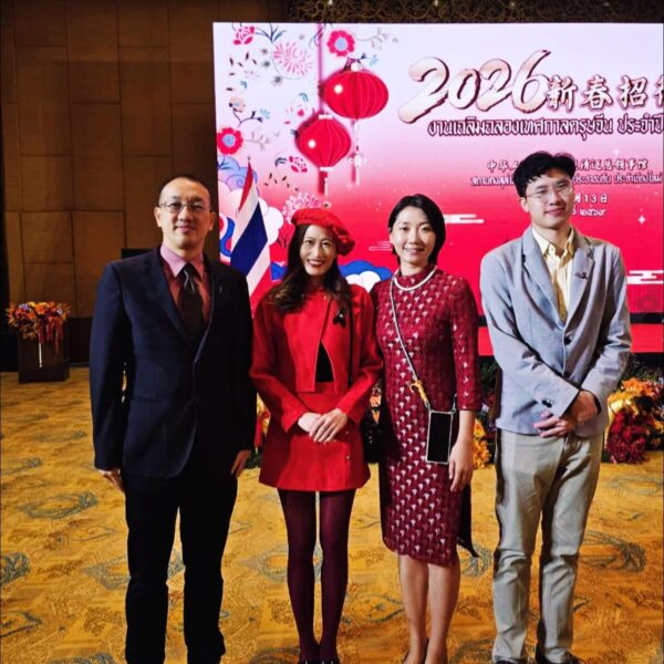 แขกผู้มีเกียรติในชุดกี่เพ้าและชุดสีแดงร่วมถ่ายภาพที่ระลึกหน้าฉากหลังงานตรุษจีน 2569