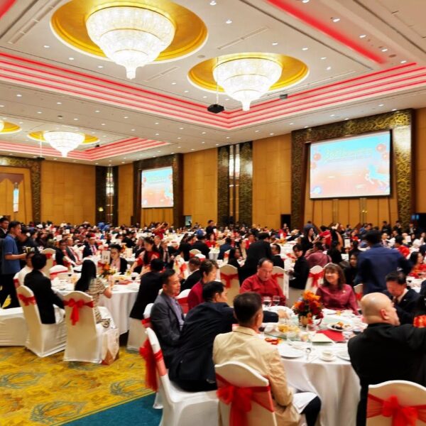 บรรยากาศโต๊ะจีนและการจัดเลี้ยงภายในห้องแกรนด์บอลรูม งานฉลองตรุษจีนสถานกงสุลจีนเชียงใหม่