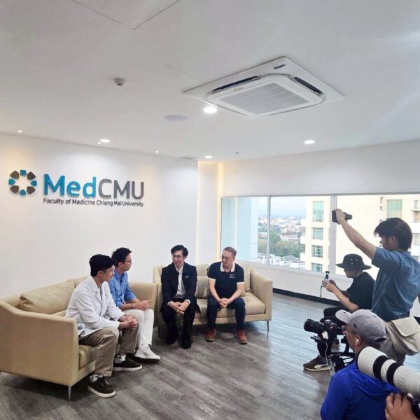 การถ่ายทำรายการสัมภาษณ์ผู้บริหารและแพทย์ บนโซฟาในห้องรับรองที่มีโลโก้ MedCMU Faculty of Medicine Chiang Mai University