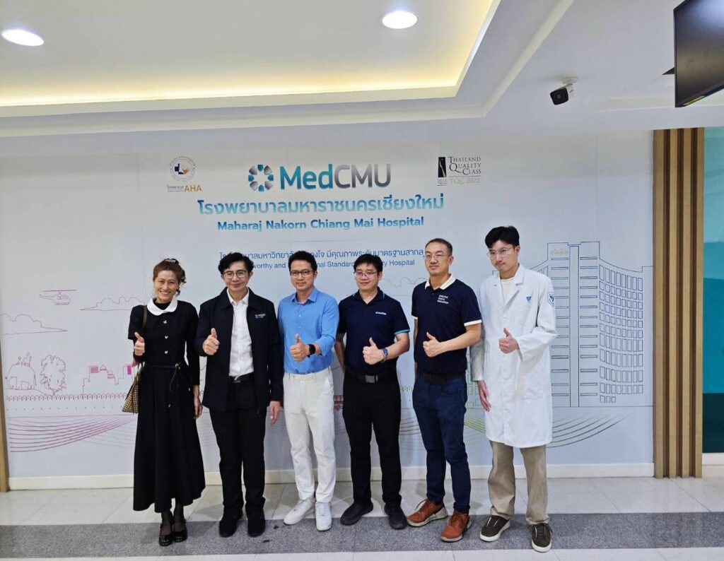 ผู้บริหาร แพทย์ และทีมงานร่วมถ่ายภาพหมู่และยกนิ้วโป้งแสดงความมั่นใจ หน้าป้ายโรงพยาบาลมหาราชนครเชียงใหม่ คณะแพทยศาสตร์ มช.