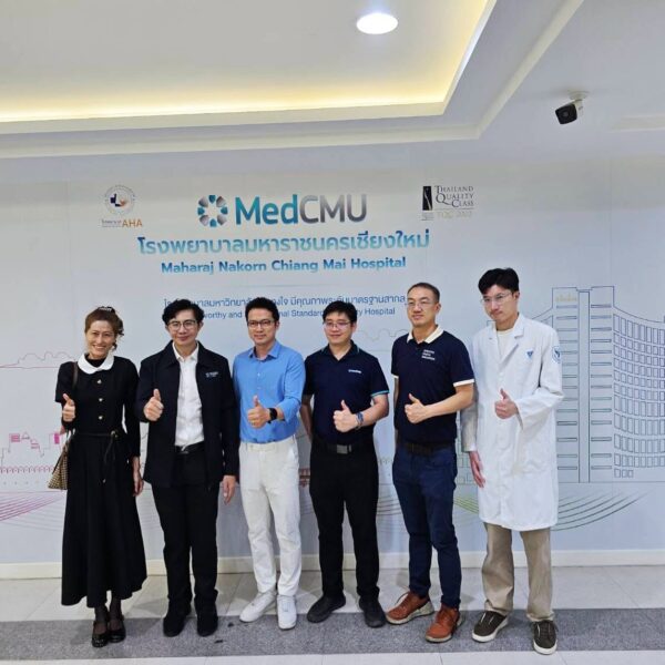 ผู้บริหาร แพทย์ และทีมงานร่วมถ่ายภาพหมู่และยกนิ้วโป้งแสดงความมั่นใจ หน้าป้ายโรงพยาบาลมหาราชนครเชียงใหม่ คณะแพทยศาสตร์ มช.