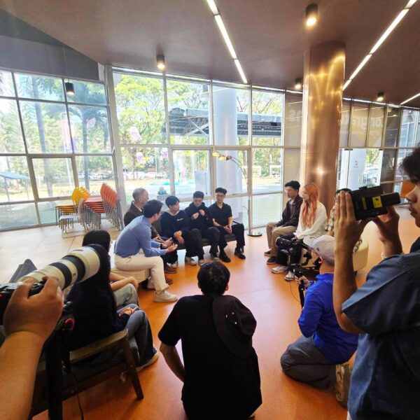 คณะวิทยากรและผู้เข้าร่วมกิจกรรมร่วมพูดคุยให้สัมภาษณ์ในบรรยากาศเป็นกันเอง ณ โถงอาคารวิทยาลัยสื่อฯ มช.