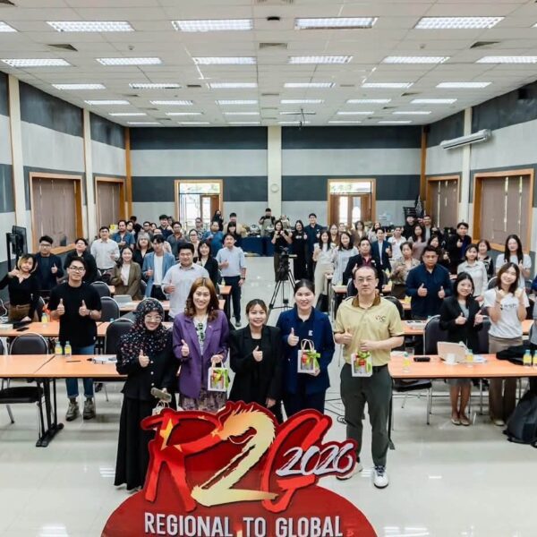 ภาพถ่ายหมู่มุมกว้างของผู้เข้าร่วมอบรม วิทยากร และคณะผู้จัดงาน R2G Regional to Global Boot Camp Northern 2026 ในห้องประชุมสัมมนา อุทยานวิทยาศาสตร์ มหาวิทยาลัยราชภัฏอุตรดิตถ์