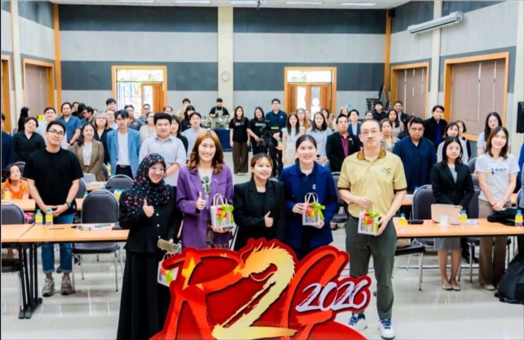 คณะวิทยากรจาก CAMT มหาวิทยาลัยเชียงใหม่ และผู้บริหารอุทยานวิทยาศาสตร์ มหาวิทยาลัยราชภัฏอุตรดิตถ์ ถ่ายภาพหมู่ร่วมกันหน้าป้ายงาน Regional to Global (R2G) Boot Camp Northern ณ อุตรดิตถ์