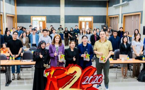 คณะวิทยากรจาก CAMT มหาวิทยาลัยเชียงใหม่ และผู้บริหารอุทยานวิทยาศาสตร์ มหาวิทยาลัยราชภัฏอุตรดิตถ์ ถ่ายภาพหมู่ร่วมกันหน้าป้ายงาน Regional to Global (R2G) Boot Camp Northern ณ อุตรดิตถ์