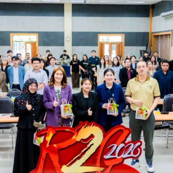 คณะวิทยากรจาก CAMT มหาวิทยาลัยเชียงใหม่ และผู้บริหารอุทยานวิทยาศาสตร์ มหาวิทยาลัยราชภัฏอุตรดิตถ์ ถ่ายภาพหมู่ร่วมกันหน้าป้ายงาน Regional to Global (R2G) Boot Camp Northern ณ อุตรดิตถ์