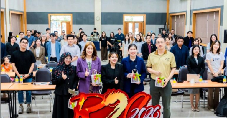 คณะวิทยากรจาก CAMT มหาวิทยาลัยเชียงใหม่ และผู้บริหารอุทยานวิทยาศาสตร์ มหาวิทยาลัยราชภัฏอุตรดิตถ์ ถ่ายภาพหมู่ร่วมกันหน้าป้ายงาน Regional to Global (R2G) Boot Camp Northern ณ อุตรดิตถ์