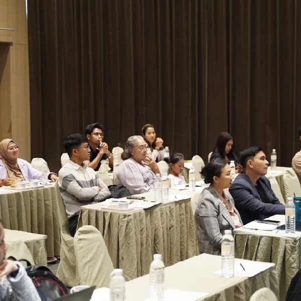กลุ่มผู้เข้าร่วมอบรมหลากหลายช่วงวัย นั่งฟังการบรรยายอย่างตั้งใจภายในห้องประชุมสัมมนาที่จัดโต๊ะแบบ Classroom ณ โรงแรมคริสตัล หาดใหญ่ จ.สงขลา