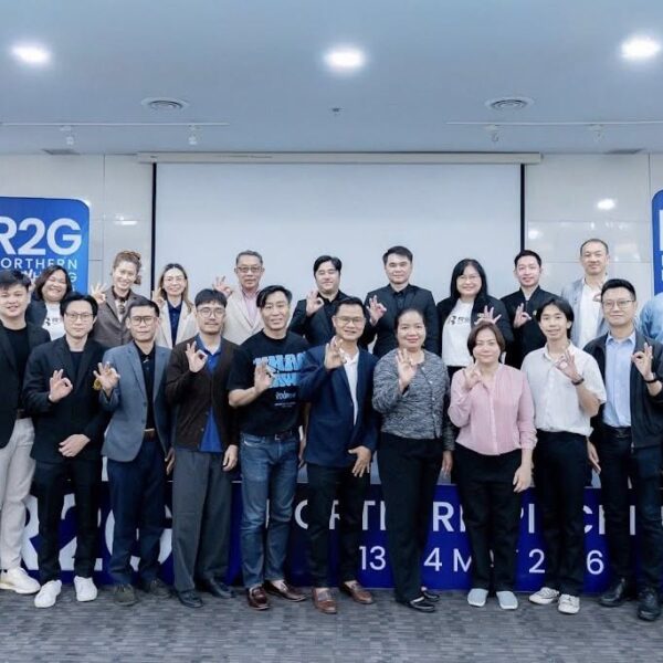 ภาพถ่ายรวมมุมกว้างของคณะกรรมการ วิทยากร คณะทำงาน และผู้ประกอบการภาคเหนือเกือบ 30 ท่าน ยืนถ่ายภาพร่วมกันบนเวทีห้องประชุม E-Library ทุกคนทำท่าโอเค (OK) เพื่อแสดงความพร้อมในงาน R2G Northern Pitching พิษณุโลก