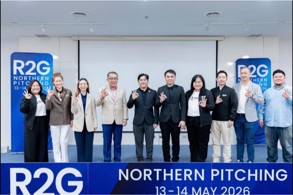 คณะผู้บริหารและตัวแทนหน่วยงานภาคีเครือข่ายอุทยานวิทยาศาสตร์ภาคเหนือและ สกสว. 9 ท่าน ยืนถ่ายภาพหมู่ร่วมกันบนเวทีหน้าป้าย R2G Northern Pitching 13-14 MAY 2026 ทำท่ามือสัญลักษณ์ OK