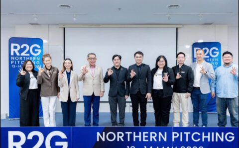 คณะผู้บริหารและตัวแทนหน่วยงานภาคีเครือข่ายอุทยานวิทยาศาสตร์ภาคเหนือและ สกสว. 9 ท่าน ยืนถ่ายภาพหมู่ร่วมกันบนเวทีหน้าป้าย R2G Northern Pitching 13-14 MAY 2026 ทำท่ามือสัญลักษณ์ OK