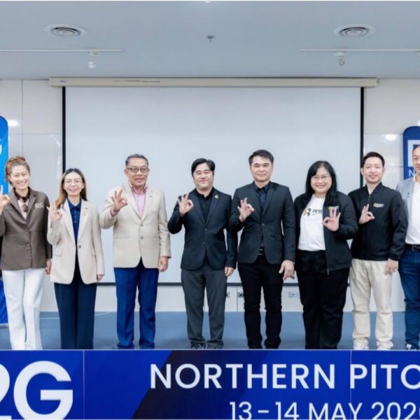คณะผู้บริหารและตัวแทนหน่วยงานภาคีเครือข่ายอุทยานวิทยาศาสตร์ภาคเหนือและ สกสว. 9 ท่าน ยืนถ่ายภาพหมู่ร่วมกันบนเวทีหน้าป้าย R2G Northern Pitching 13-14 MAY 2026 ทำท่ามือสัญลักษณ์ OK