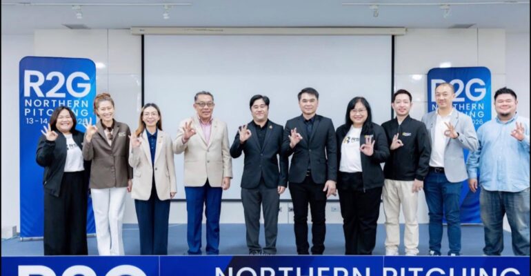 คณะผู้บริหารและตัวแทนหน่วยงานภาคีเครือข่ายอุทยานวิทยาศาสตร์ภาคเหนือและ สกสว. 9 ท่าน ยืนถ่ายภาพหมู่ร่วมกันบนเวทีหน้าป้าย R2G Northern Pitching 13-14 MAY 2026 ทำท่ามือสัญลักษณ์ OK