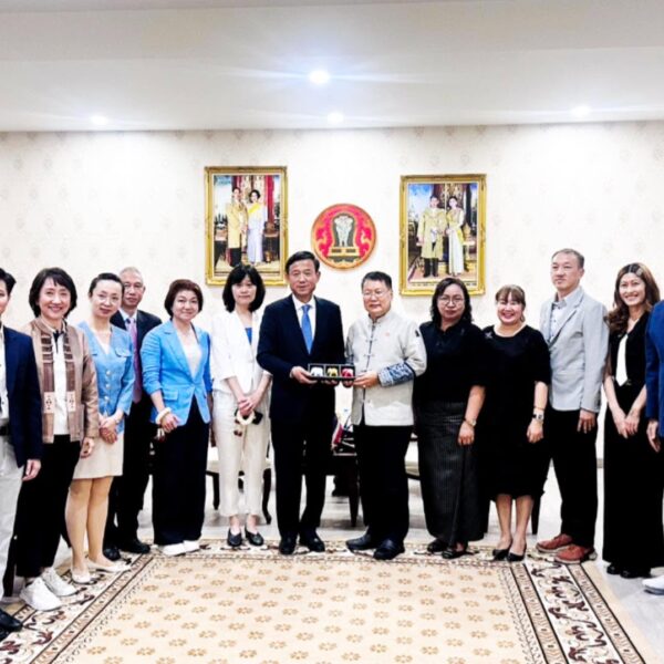 คณะผู้แทนจากประเทศจีนและหน่วยงานท้องถิ่นจังหวัดเชียงใหม่ ร่วมถ่ายภาพหมู่เป็นที่ระลึกในพิธีมอบของที่ระลึกกล่องโมเดลช้างสามเศียรสีทอง เพื่อกระชับความสัมพันธ์ทางการทูตและเศรษฐกิจ ณ ห้องรับรอง