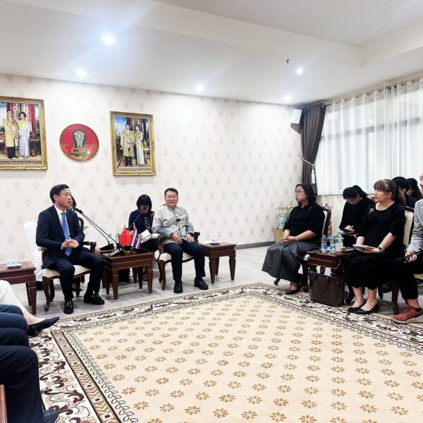 บรรยากาศการประชุมหารือทวิภาคีระหว่างตัวแทนรัฐบาลจีนและเจ้าหน้าที่ระดับสูงของไทย ณ ห้องรับรองในจังหวัดเชียงใหม่ มีการตั้งธงชาติไทยและธงชาติจีนคู่กันบนโต๊ะเจรจา