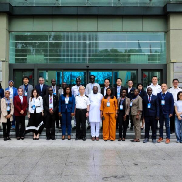 คณะผู้แทนนานาชาติกลุ่ม BRICS Countries ถ่ายภาพร่วมกันหน้าอาคารสัมมนาที่นครเซี่ยงไฮ้